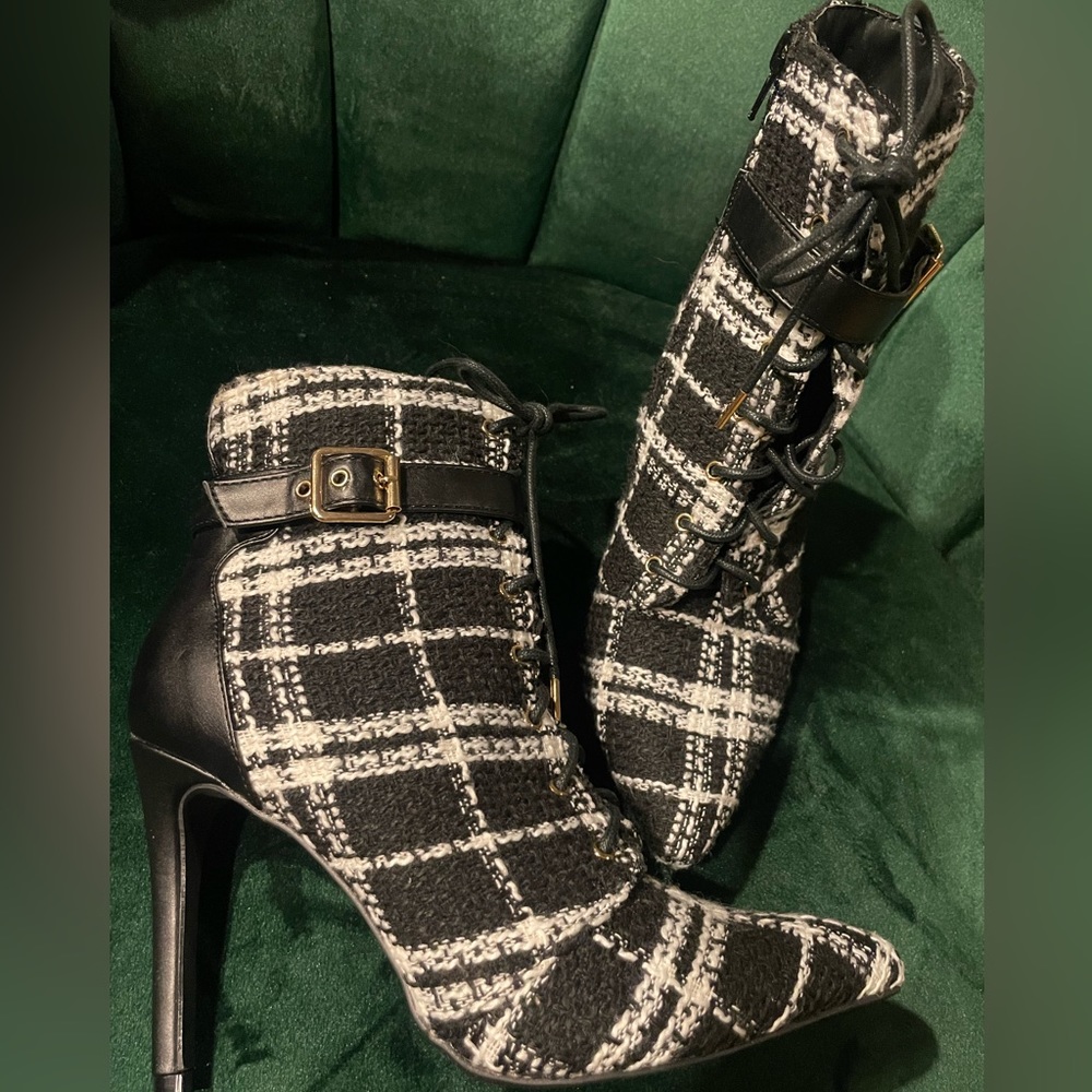 Black & White Plaid Knit Pumps